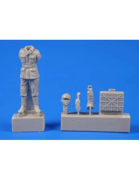 German WWII Soldier with Grenade Case, 1/48 - CMK 129-F48302