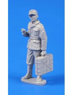 German WWII Soldier with Grenade Case, 1/48 - CMK 129-F48302 2