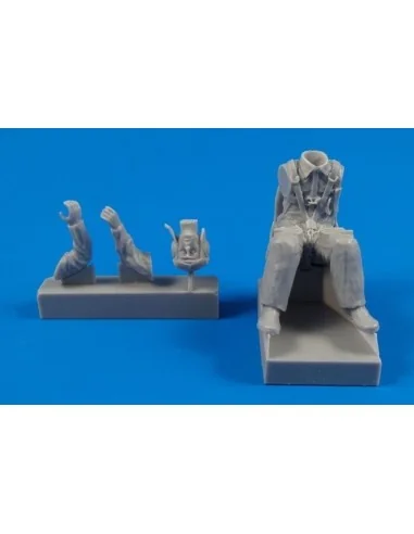 WW II Italian Fiat G-50 Sitting Pilot, 1/32 - CMK 129-F32315
