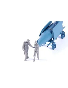Luftwaffe Ground Crew Pulling V1 on Trolley, 1/32 - CMK 129-F32356 2