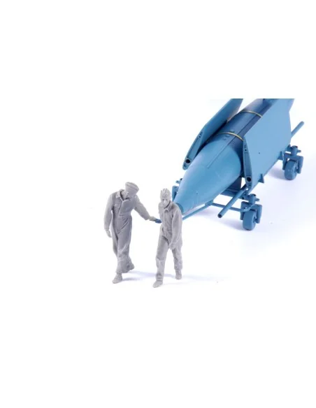 Luftwaffe Ground Crew Pulling V1 on Trolley, 1/32 - CMK 129-F32356