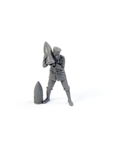 German WWI Minenwerfer Crewmember Loading Shell, 1/35 - CMK 129-F35342