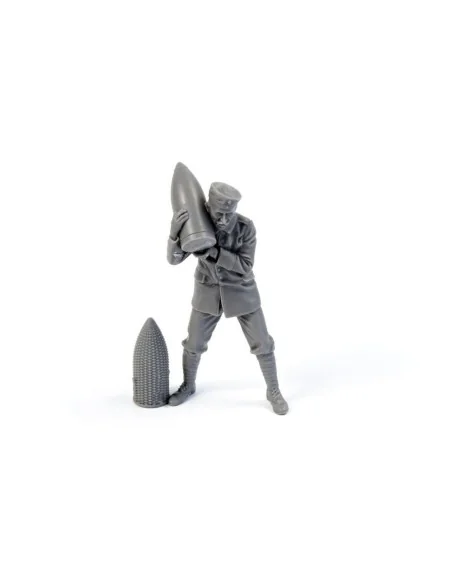 German WWI Minenwerfer Crewmember Loading Shell, 1/35 - CMK 129-F35342
