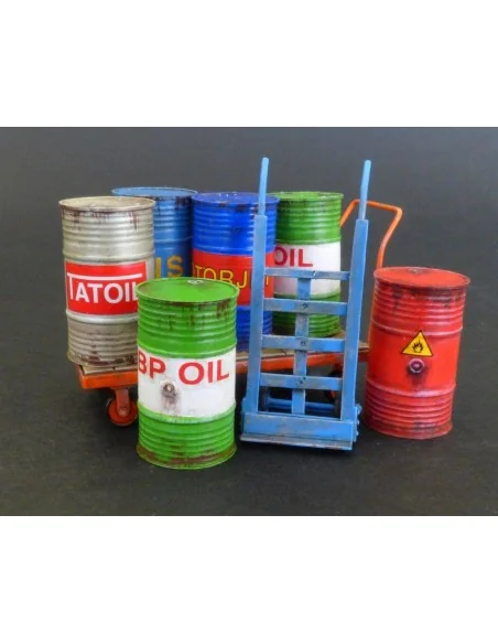 Metal barrels with handcarts, 1/35 - Plus model 482
