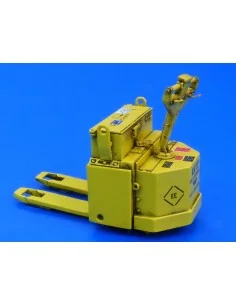 [NO_DESC] Palet Truck Blue Giant, 1/48 - Plus model 4053