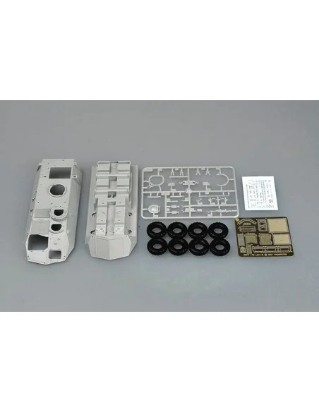 [NO_DESC] USMC LAV-AT Light Armored Vehicle Antitank, 1/35 - Trumpe...