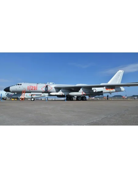 [NO_DESC] Xian H-6K Stratedgic Bomber, 1/144 - Trumpeter 03930