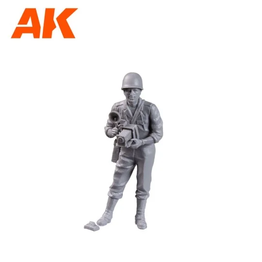 Photographers (DIFFERENT ERAS) 1/35. - AK Interactive AK35015