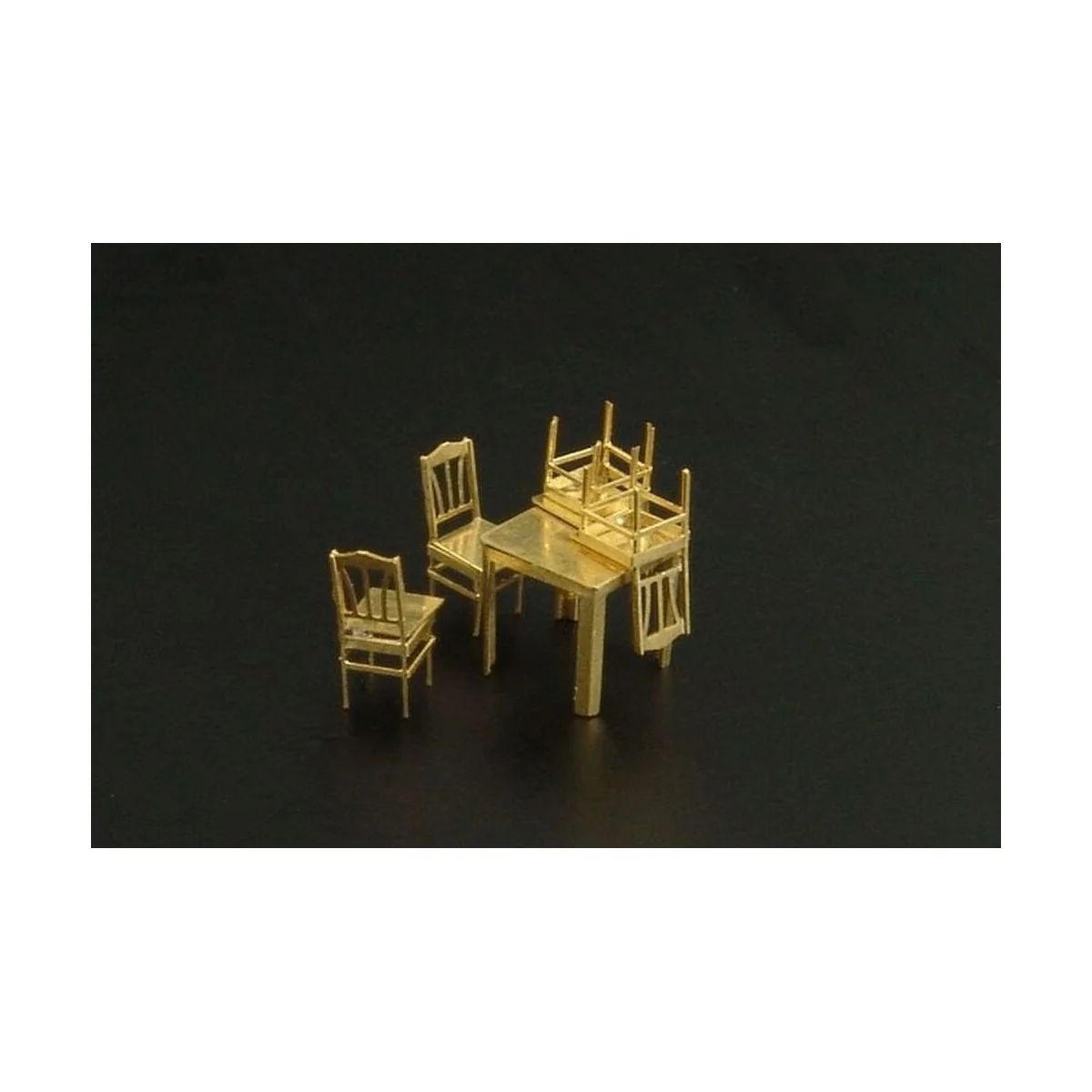 Table and chairs, 1/144 - Brengun BRL144028