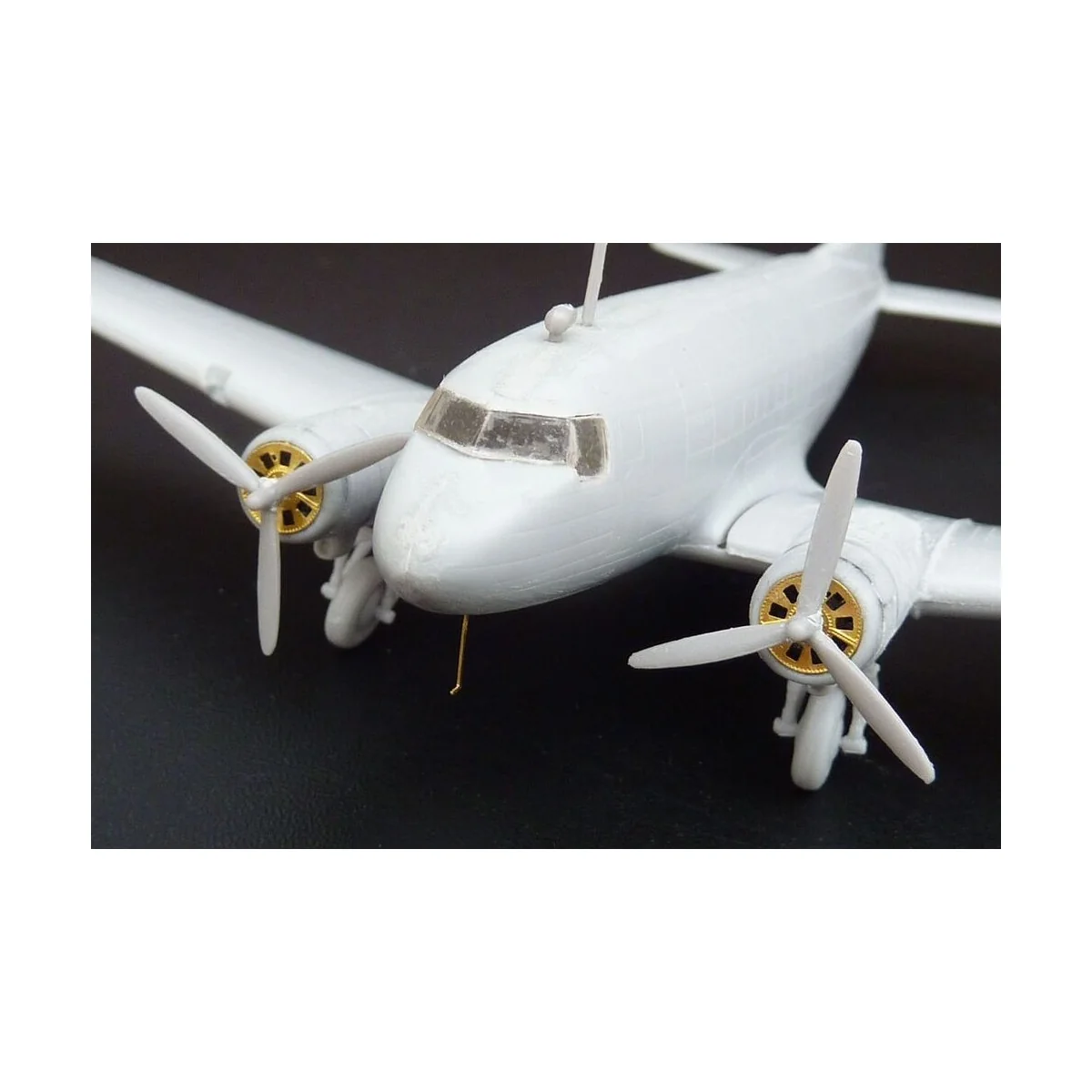 Douglas C-47- Lisunov Li-2, 1/144 - Brengun BRL144071