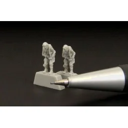 German pilot WWII (two pieces), 1/144 - Brengun BRL144081