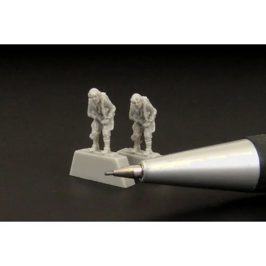 German pilot WWII (two pieces), 1/144 - Brengun BRL144081