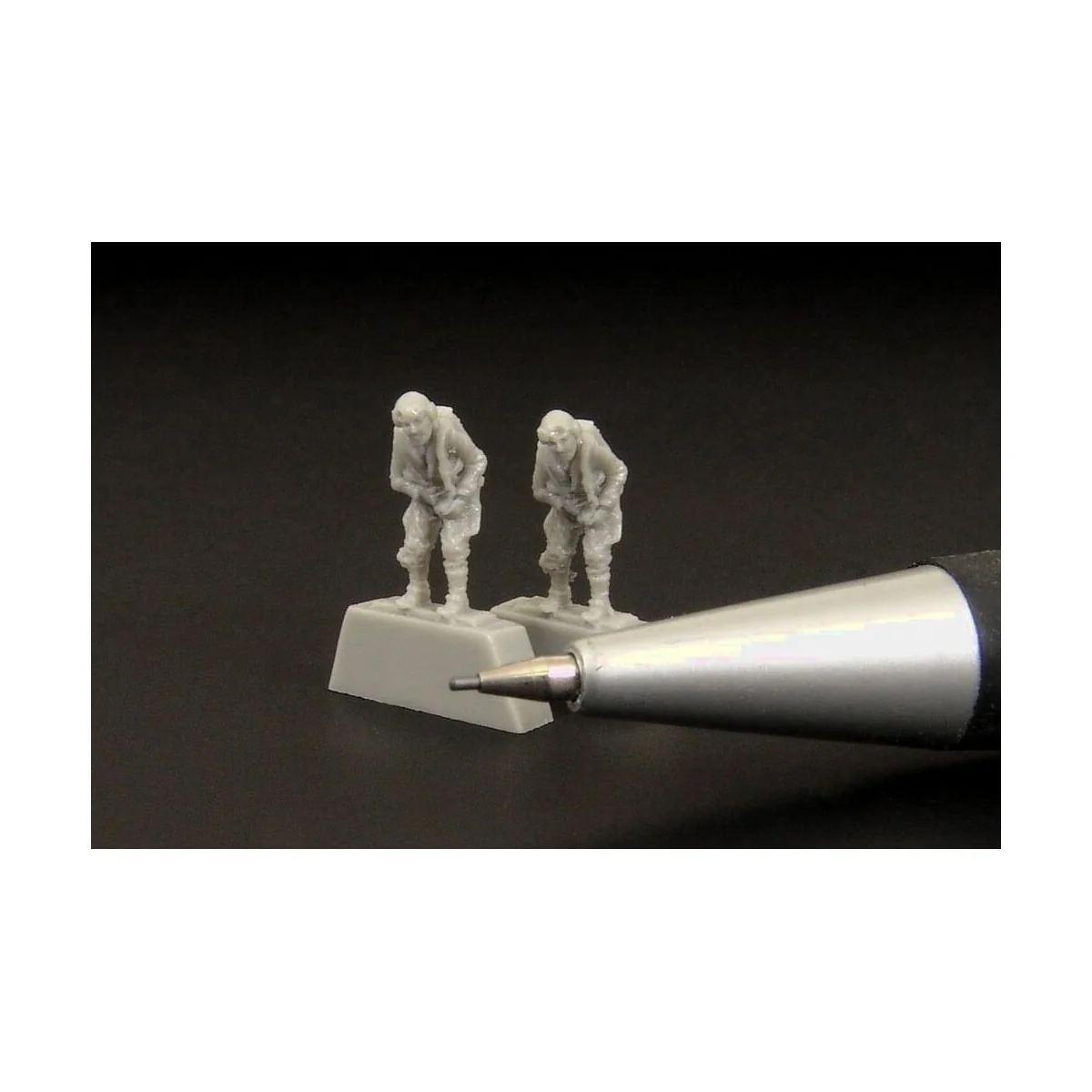 German pilot WWII (two pieces), 1/144 - Brengun BRL144081
