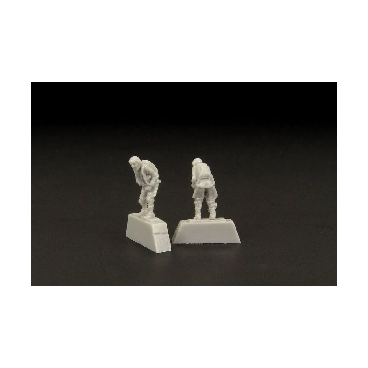 German pilot WWII (two pieces), 1/144 - Brengun BRL144081