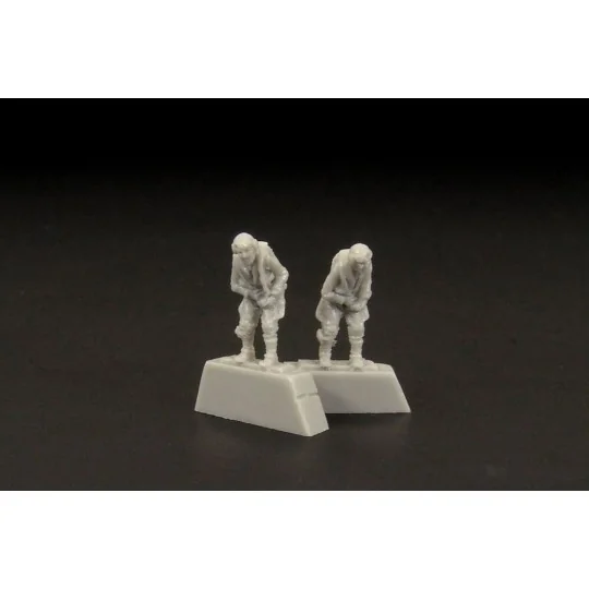 German pilot WWII (two pieces), 1/144 - Brengun BRL144081