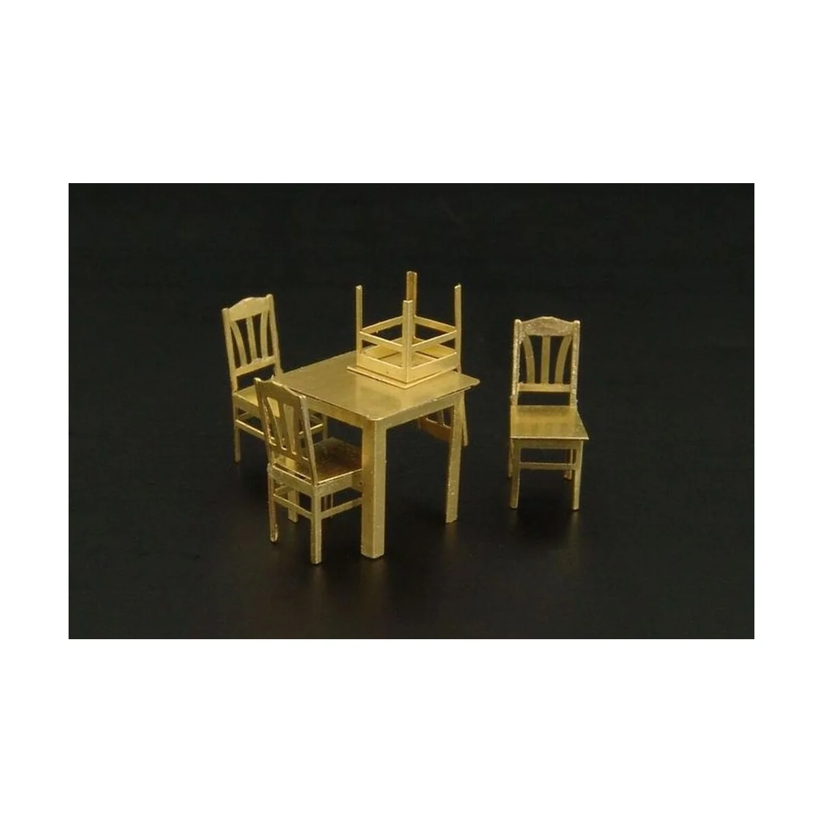 Table and chairs, 1/72 - Brengun BRL72013