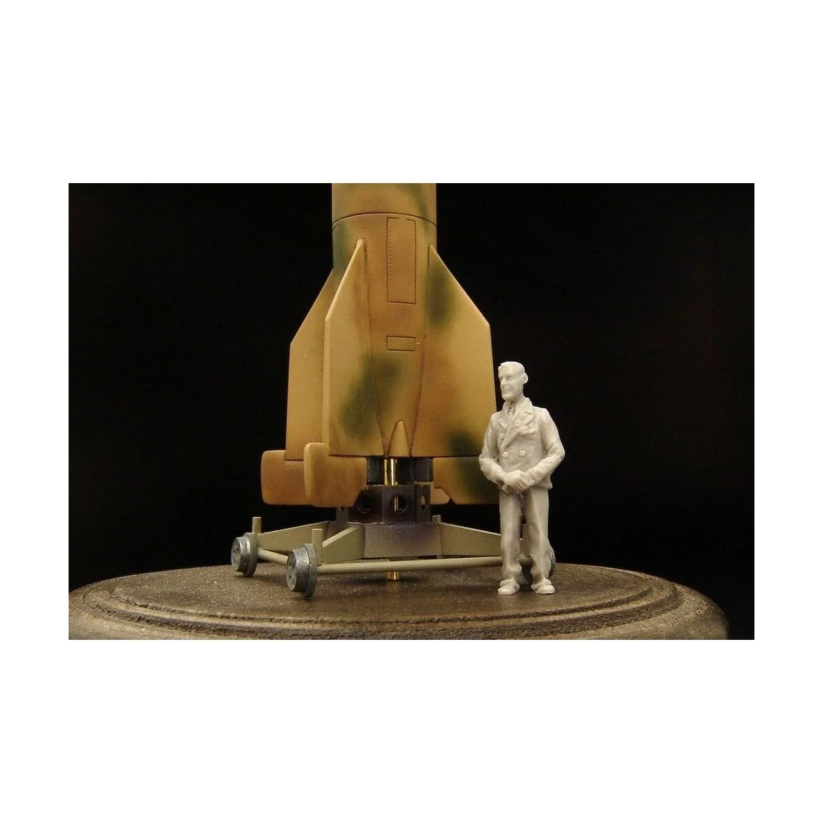 Wernher von Braun, 1/72 - Brengun BRL72076 Wernher von Braun, 1/72 - Brengun BRL72076