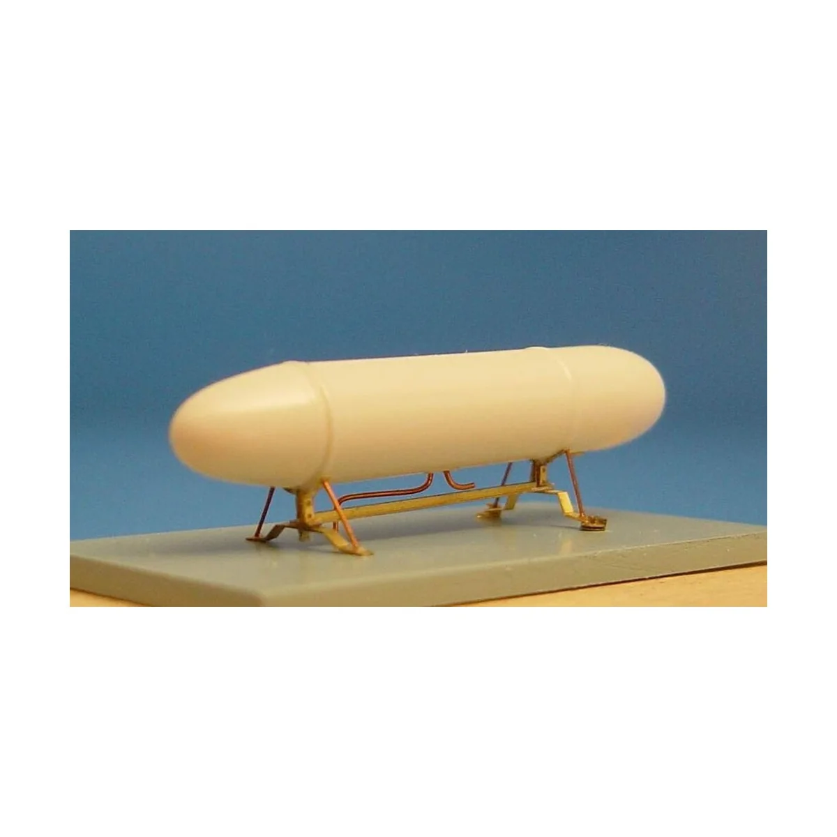 British 50gal fuel tank w-rack, 1/48 - Brengun BRL48001