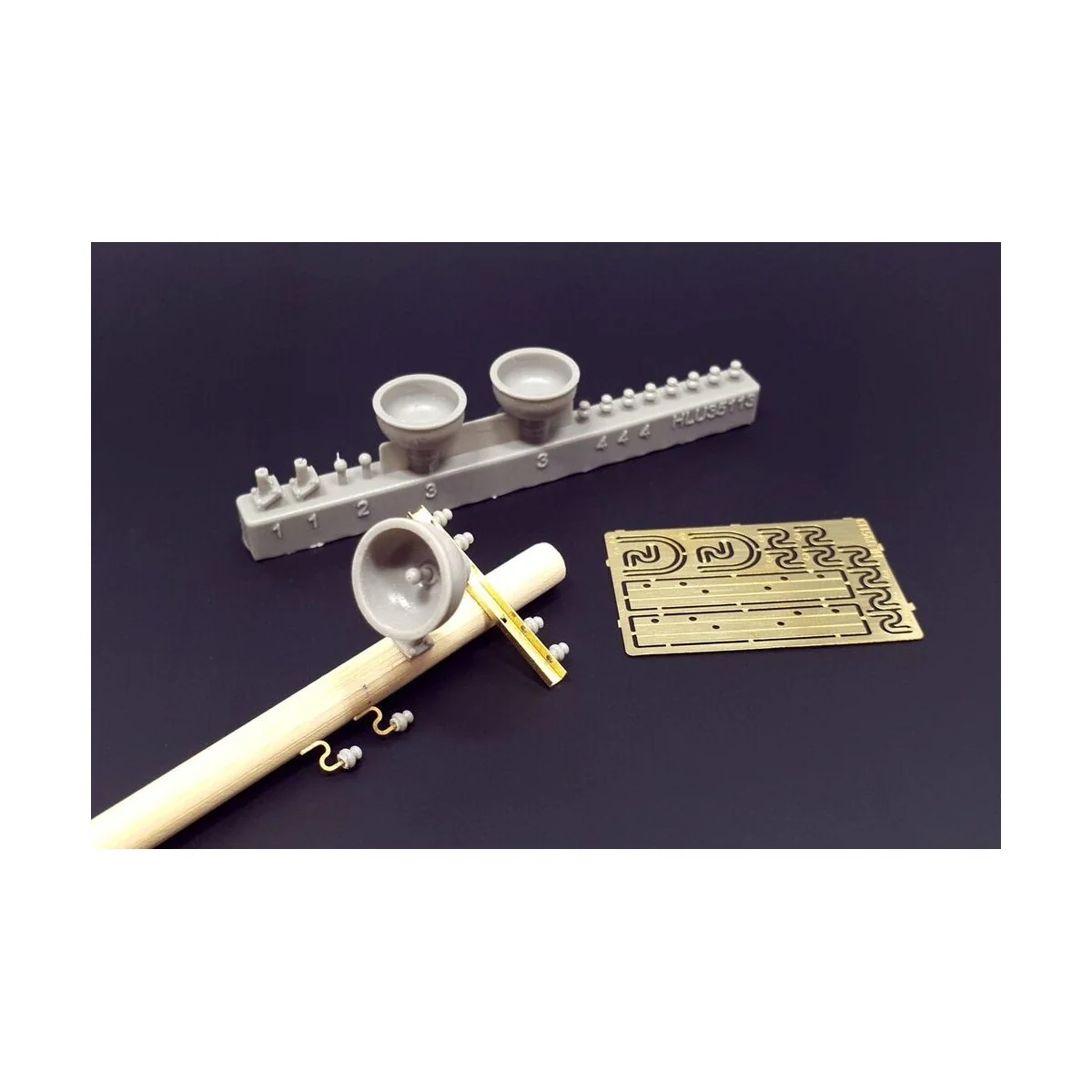 Lamps and telegraph insulators, 1/35 - Hauler HLU35113