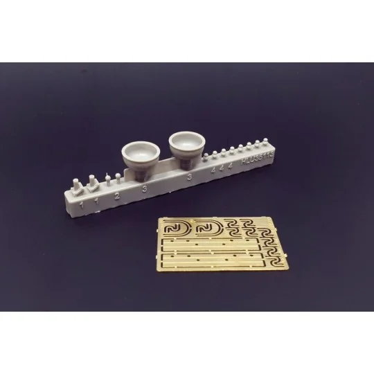 Lamps and telegraph insulators, 1/35 - Hauler HLU35113