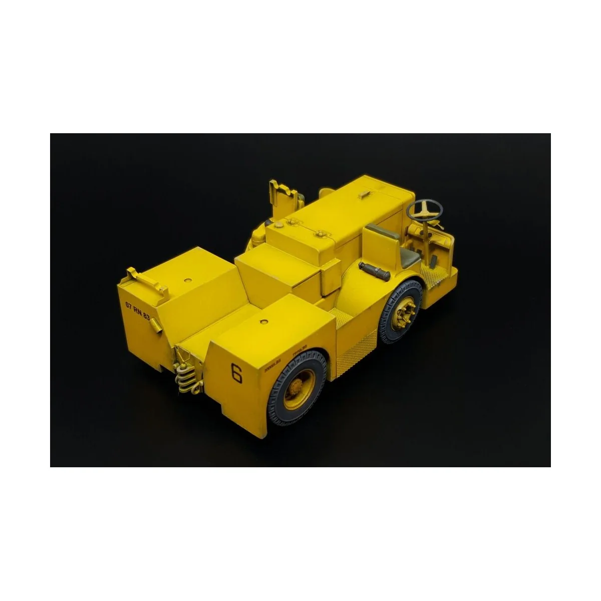 UK Flight Deck Tractor Tugmaster - Brengun BRL32052