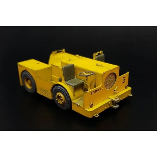 UK Flight Deck Tractor Tugmaster, 1/32 - Brengun BRL32052