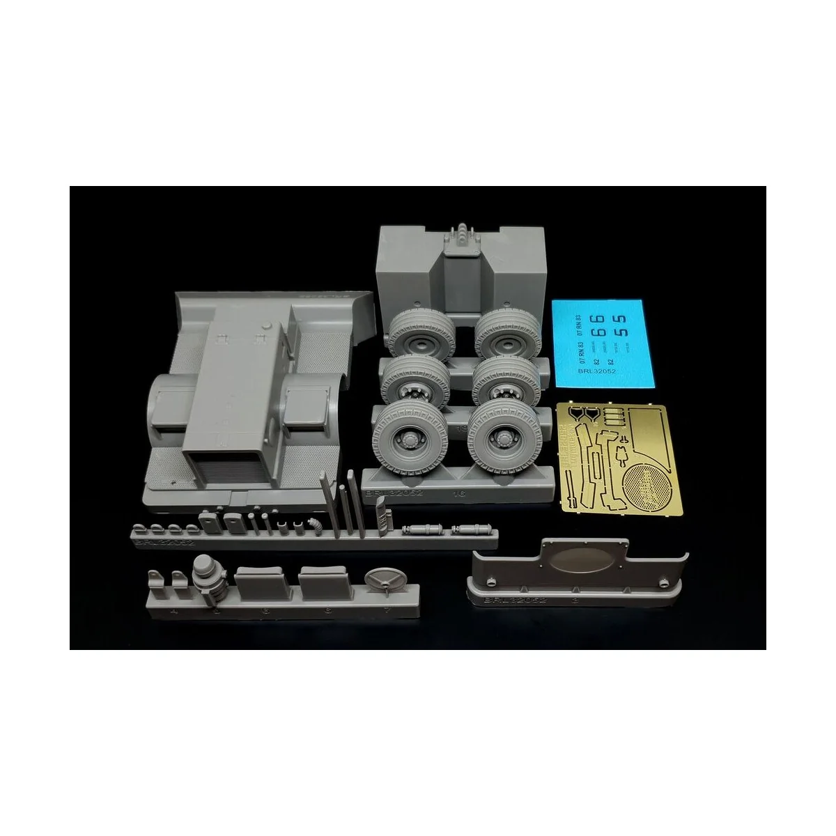 UK Flight Deck Tractor Tugmaster, 1/32 - Brengun BRL32052