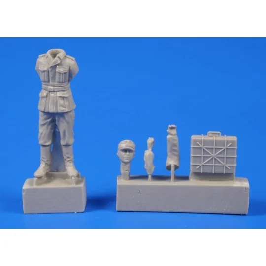 German WWII Soldier with Grenade Case, 1/48 - CMK 129-F48302