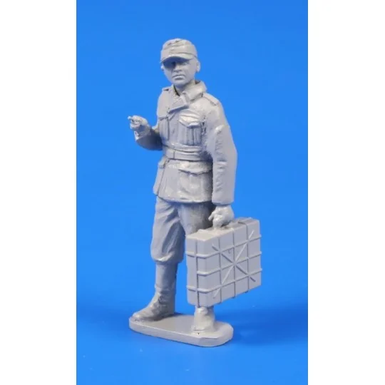German WWII Soldier with Grenade Case, 1/48 - CMK 129-F48302