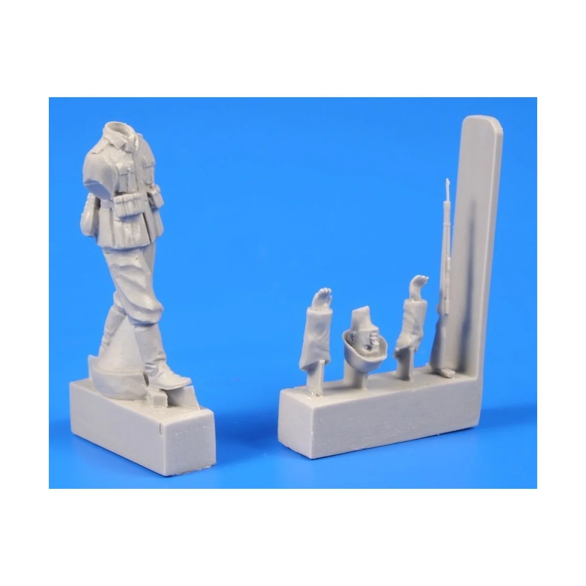 German WWII Soldier with Mauser 98 rifle - CMK 129-F48303