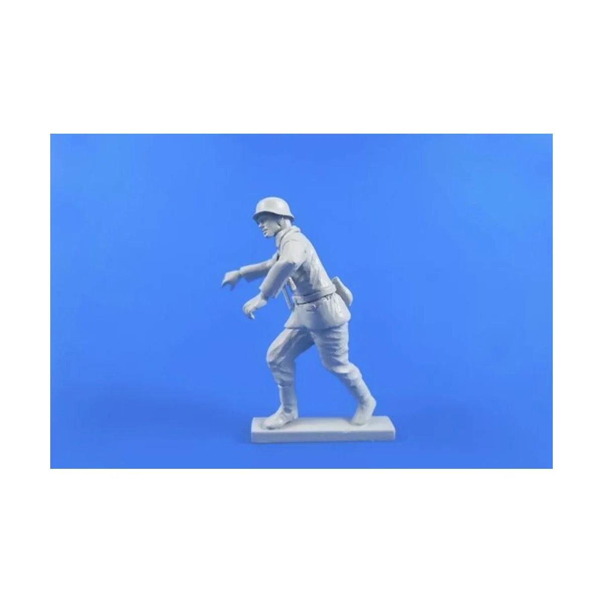 German WWII Motocycle Rider (pushing his machine)for Tamiya BMW kit... German WWII Motocycle Rider (pushing his machine)for Tamiya BMW kit...