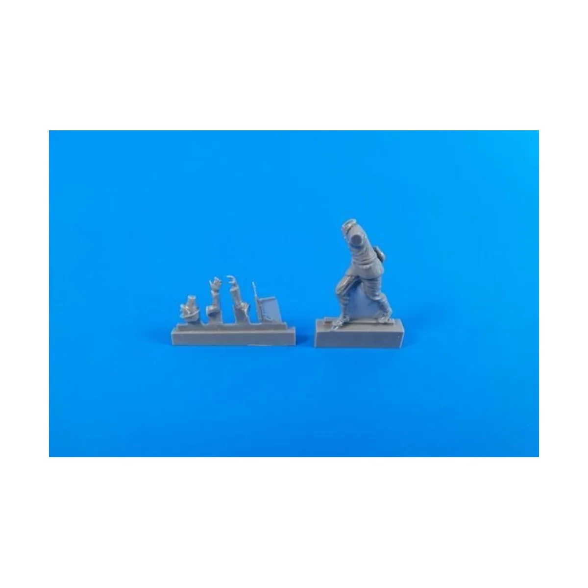 German WWII Motocycle Rider (pushing his machine)for Tamiya BMW kit... German WWII Motocycle Rider (pushing his machine)for Tamiya BMW kit...