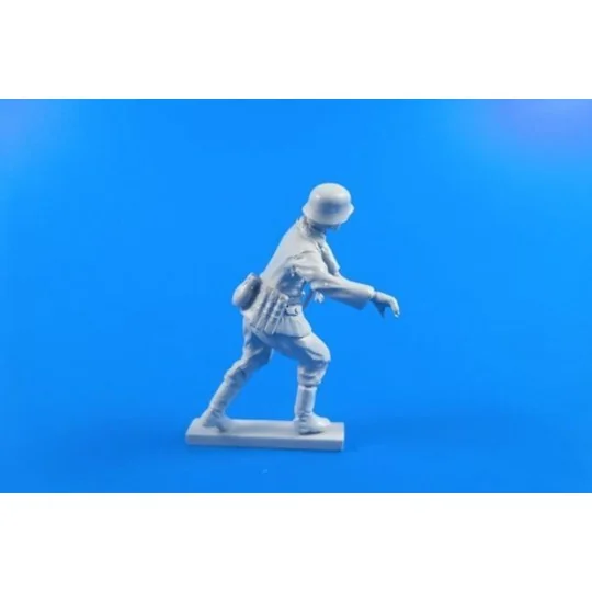 German WWII Motocycle Rider (pushing his machine)for Tamiya BMW kit... German WWII Motocycle Rider (pushing his machine)for Tamiya BMW kit...