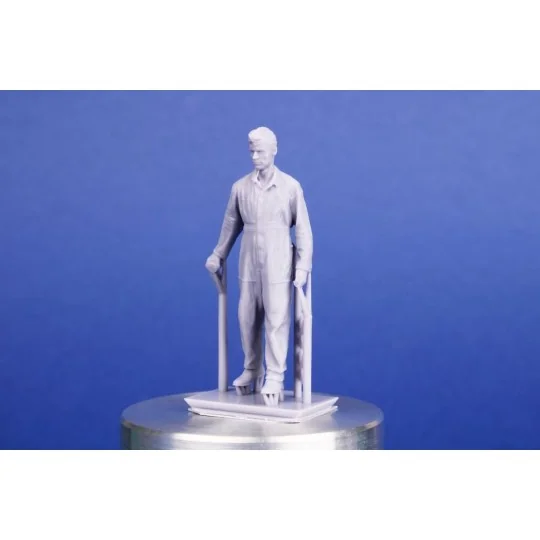 RAF Mechanic with Accumulator Trolley - Special Hobby 129-F48405