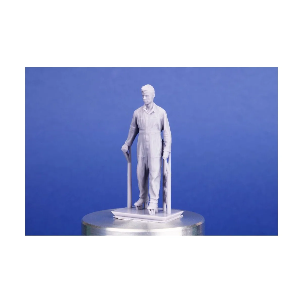 RAF Mechanic with Accumulator Trolley - Special Hobby 129-F48405