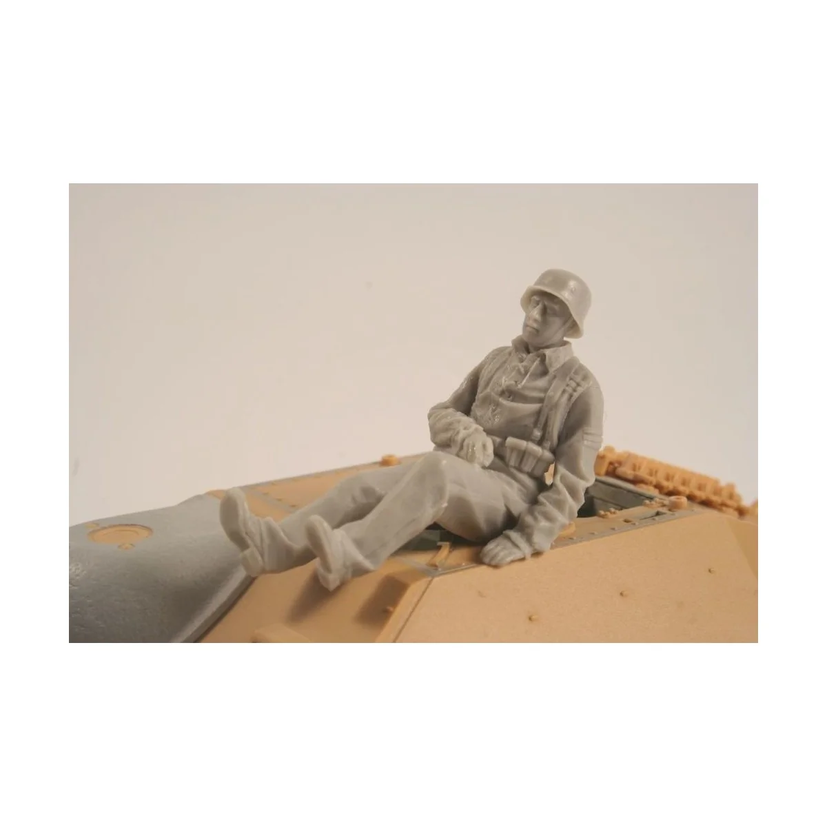 German WWII Hetzer Sitting Infanty man - CMK 129-F35260