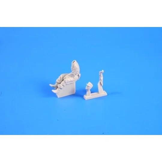 WW II German Hetzer Crewmember, 1/35 - CMK 129-F35261 WW II German Hetzer Crewmember, 1/35 - CMK 129-F35261