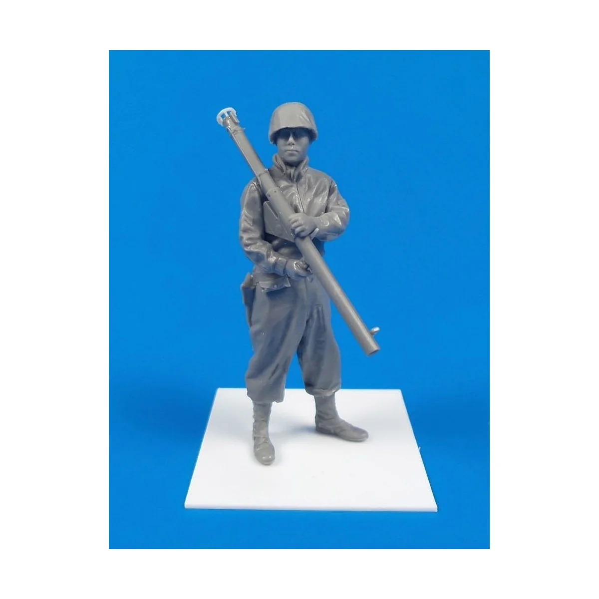 II US Army Soldier with Bazooka M1A2 (Anzio 1944), 1/35 - CMK 129-F... II US Army Soldier with Bazooka M1A2 (Anzio 1944), 1/35 - CMK 129-F...