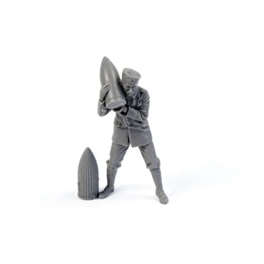 German WWI Minenwerfer Crewmember Loading Shell, 1/35 - CMK 129-F35342