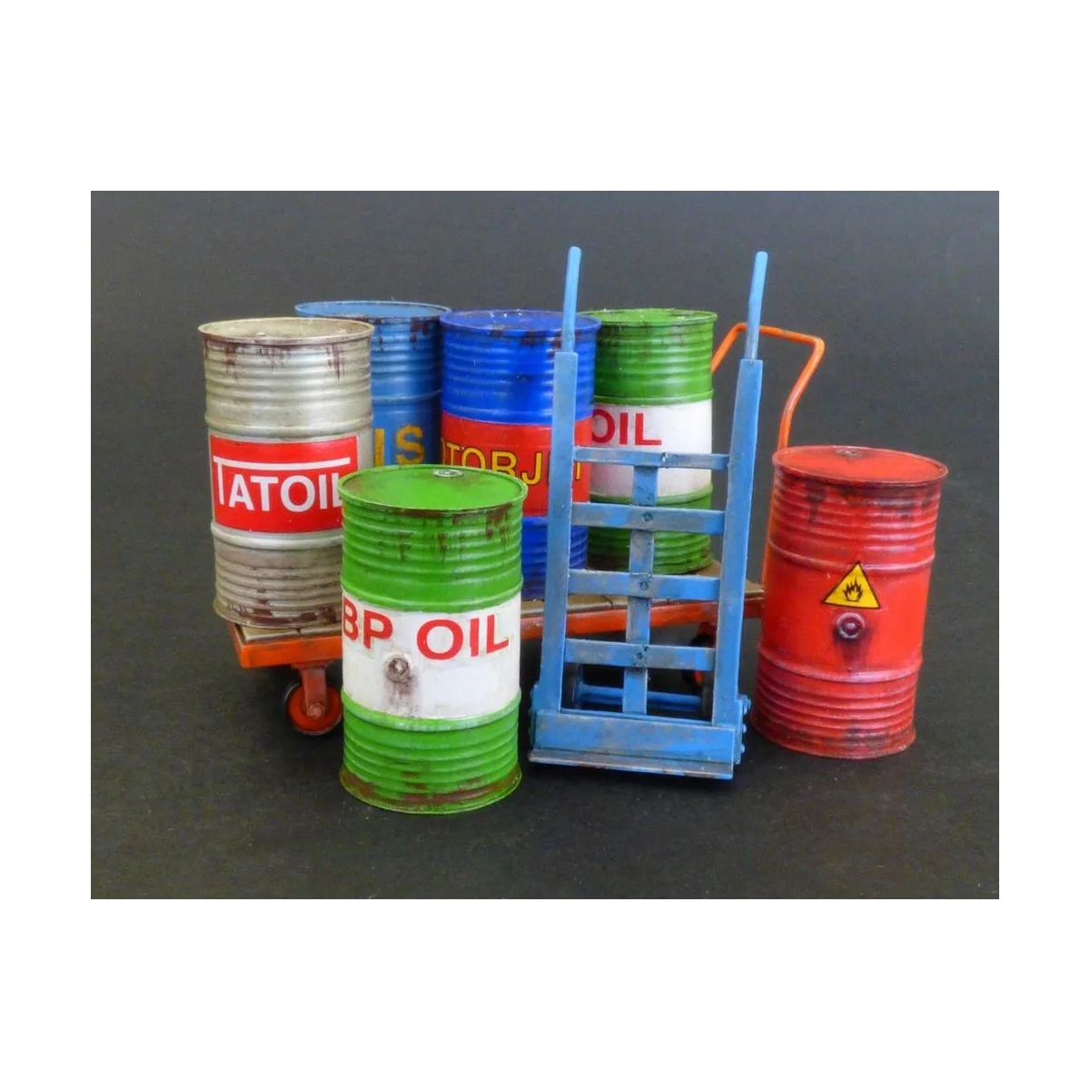 Metal barrels with handcarts, 1/35 - Plus model 482