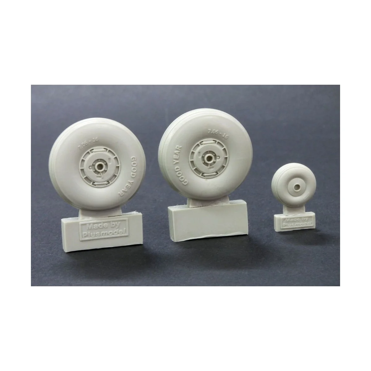 C-47 Skytrain wheels with cover - Plus model AL4066