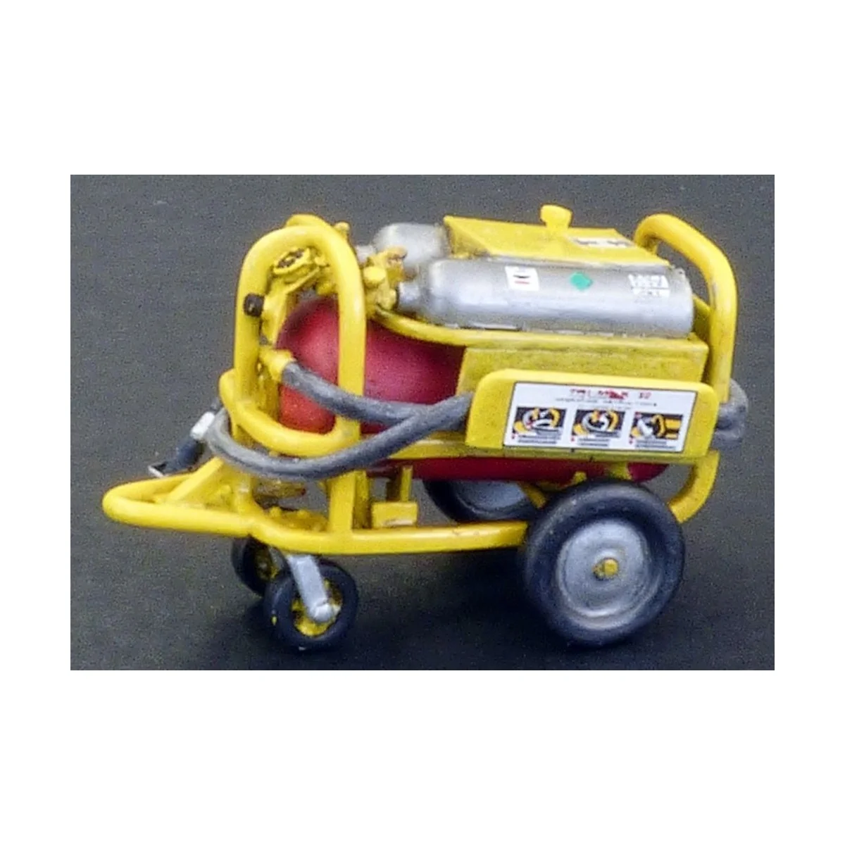 Flightline extinguisher, 1/48 - Plus model AL4067 Flightline extinguisher, 1/48 - Plus model AL4067