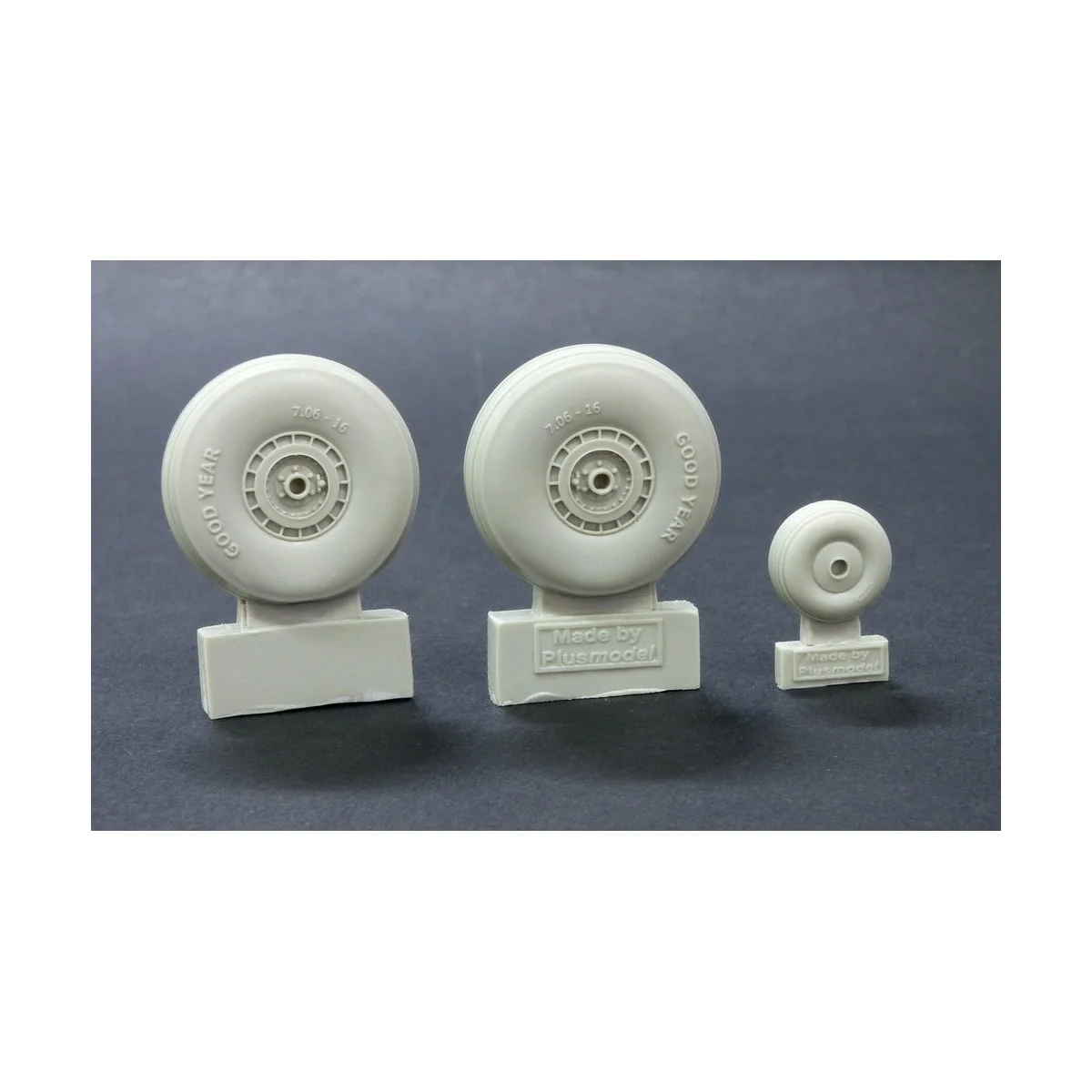 C-47 Skytrain wheels without cover, 1/48 - Plus model AL4068 C-47 Skytrain wheels without cover, 1/48 - Plus model AL4068