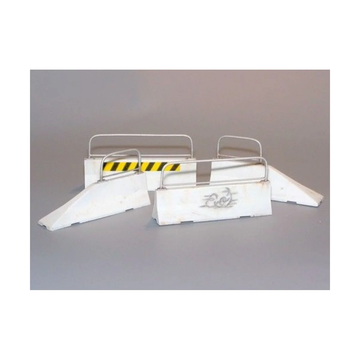 Straßenabsperrungen - lang, 1/35 - Plus model 383 Straßenabsperrungen - lang, 1/35 - Plus model 383