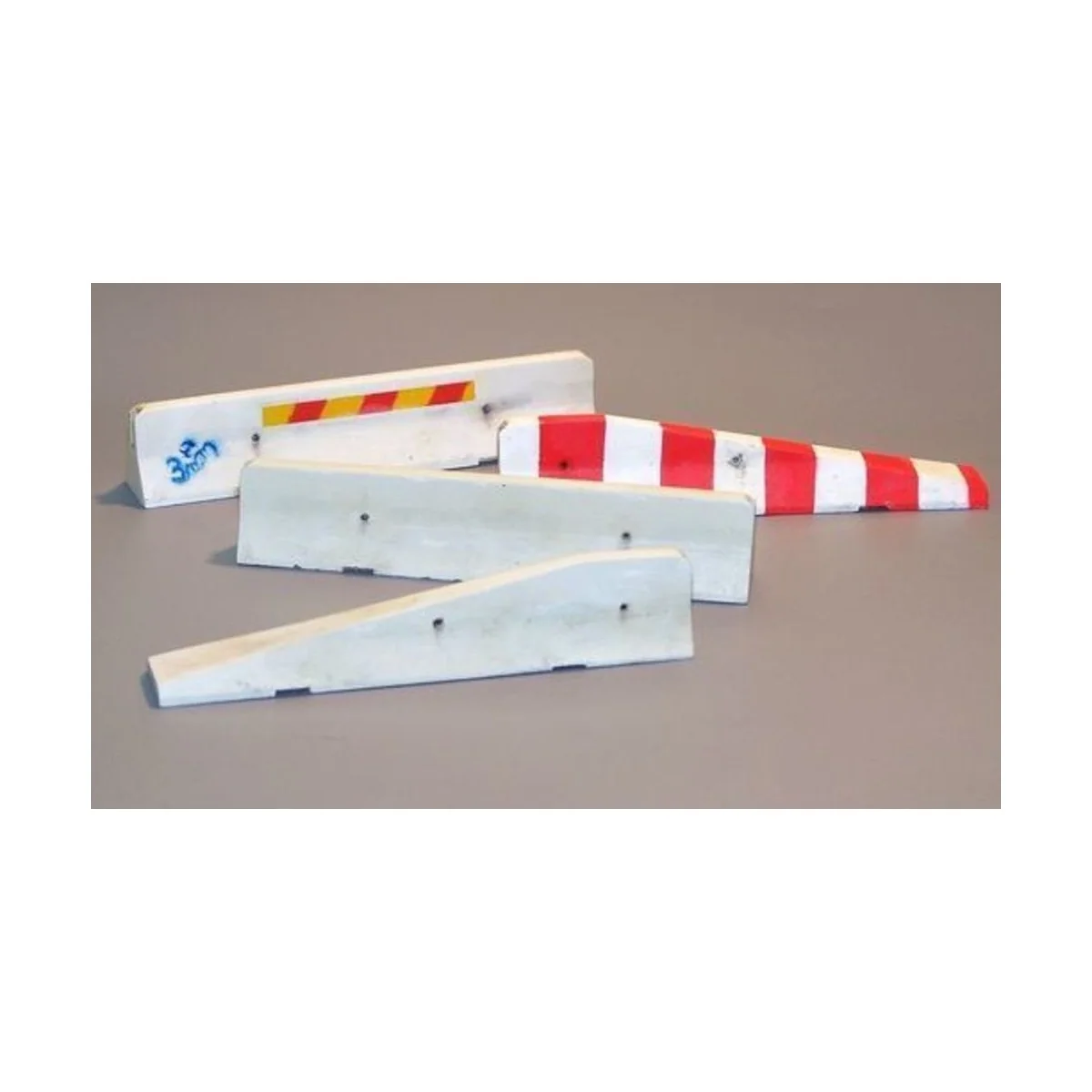 Straßensperren - lang, 1/48 - Plus model 4042