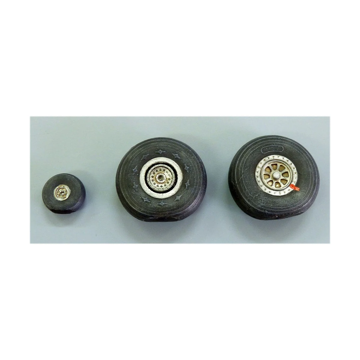 Wheels for C-46 Commando, 1/72 - Plus model AL7034 Wheels for C-46 Commando, 1/72 - Plus model AL7034