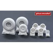 B-24 Liberator wheels groved, 1/72 - Plus model AL7067 B-24 Liberator wheels groved, 1/72 - Plus model AL7067