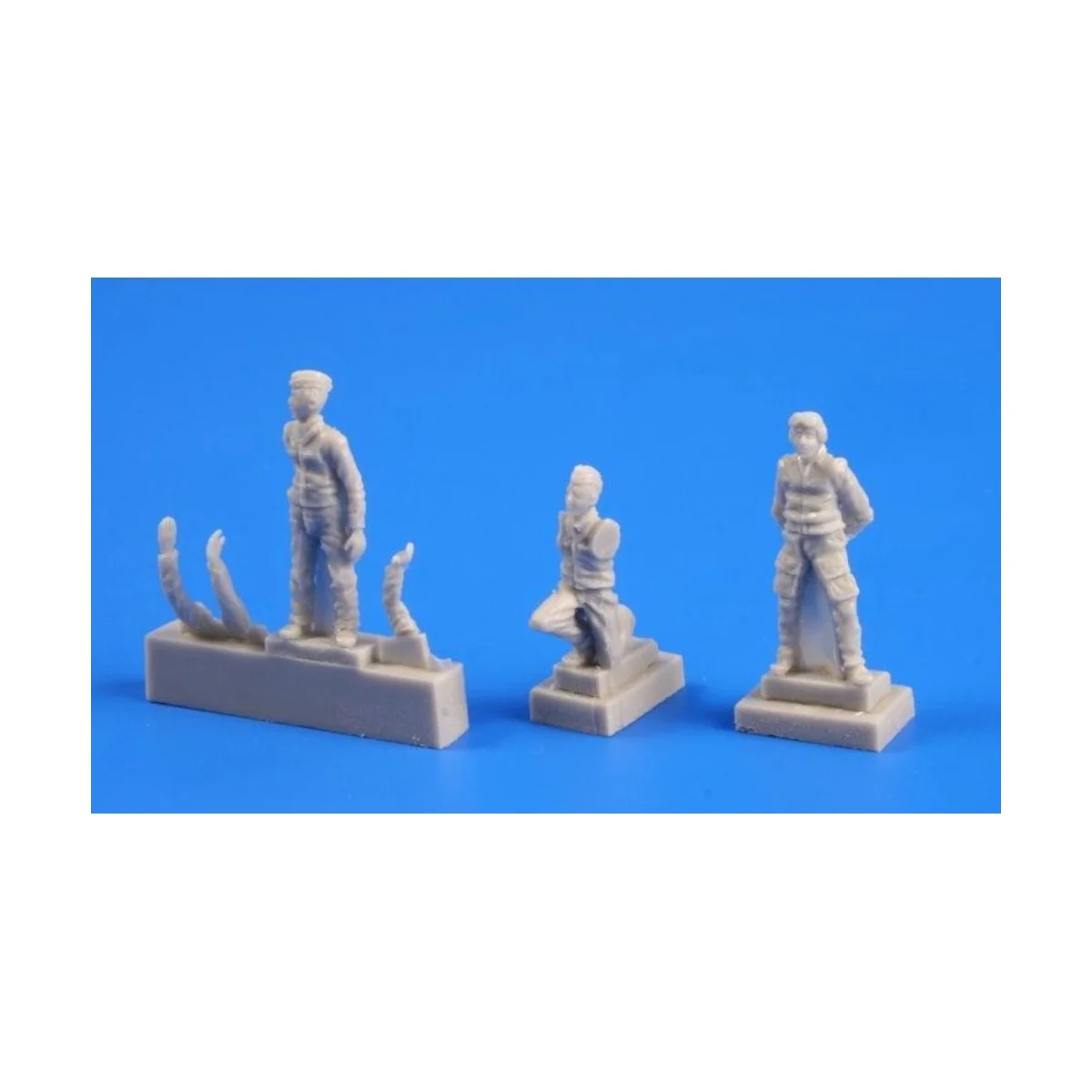 Czechoslovak pilot (1 fig)and mechanic 2, 1/72 - CMK 129-F72247 Czechoslovak pilot (1 fig)and mechanic 2, 1/72 - CMK 129-F72247