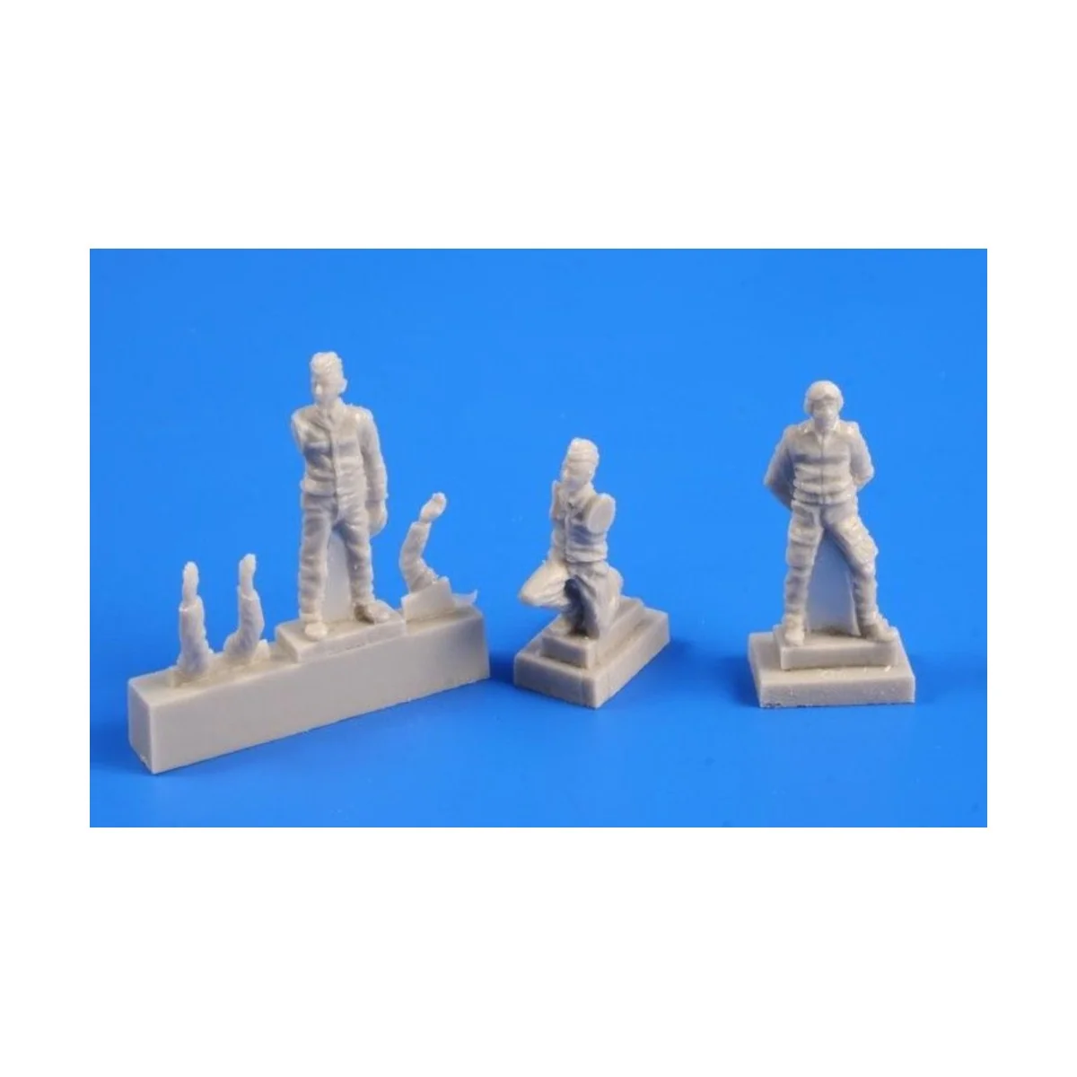 Czechoslovak pilot (1 fig)and mechanic 2, 1/72 - CMK 129-F72247 Czechoslovak pilot (1 fig)and mechanic 2, 1/72 - CMK 129-F72247