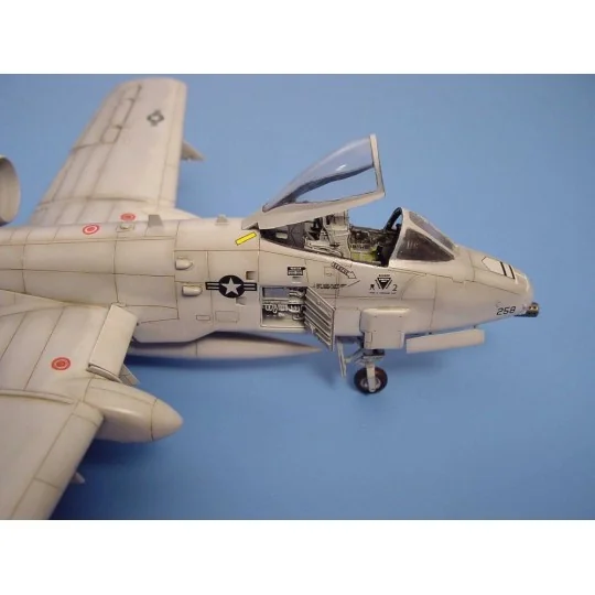 A-10A Thunderbolt II Cockpit Set, Bewaffnung, Elektronikschächte fü... A-10A Thunderbolt II Cockpit Set, Bewaffnung, Elektronikschächte fü...